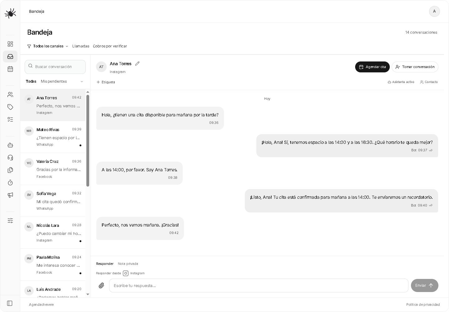 Bandeja de Agendachevere con conversaciones de ejemplo de WhatsApp, Instagram y Facebook